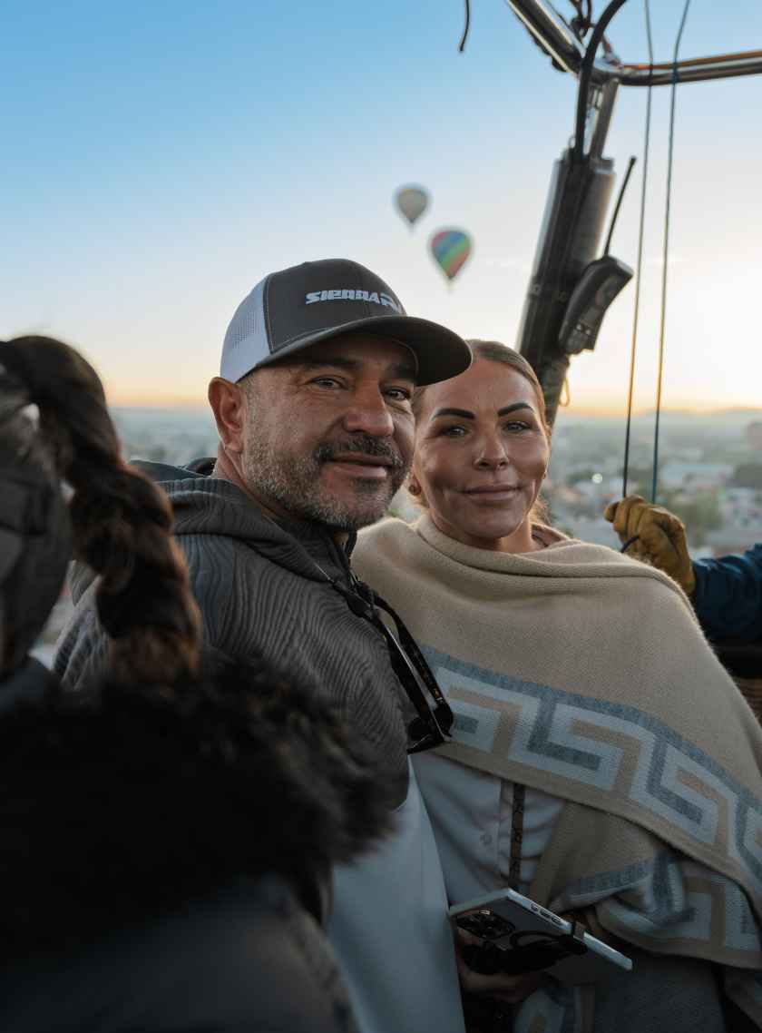 Grupo disfrutando un vuelo privado en globo sobre Teotihuacán
