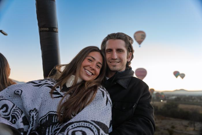 Familia disfrutando un vuelo en globo sobre Teotihuacán