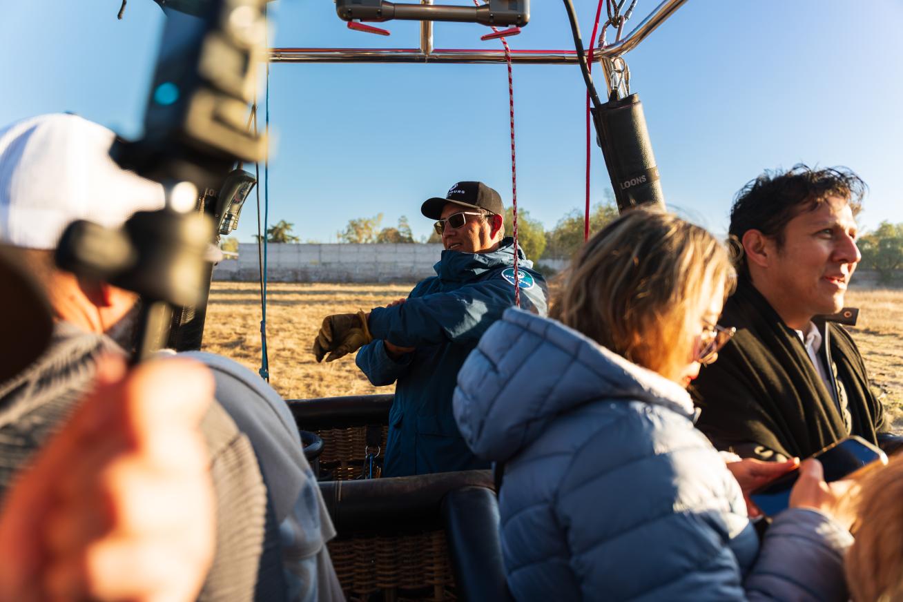 Pareja disfrutando un vuelo compartido en globo sobre Teotihuacán