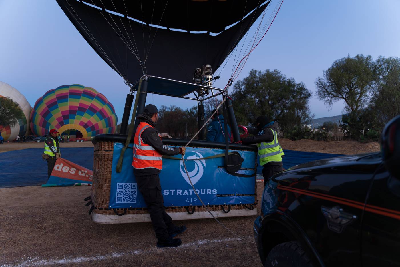 Preparación e inflado de globo aerostático al amanecer